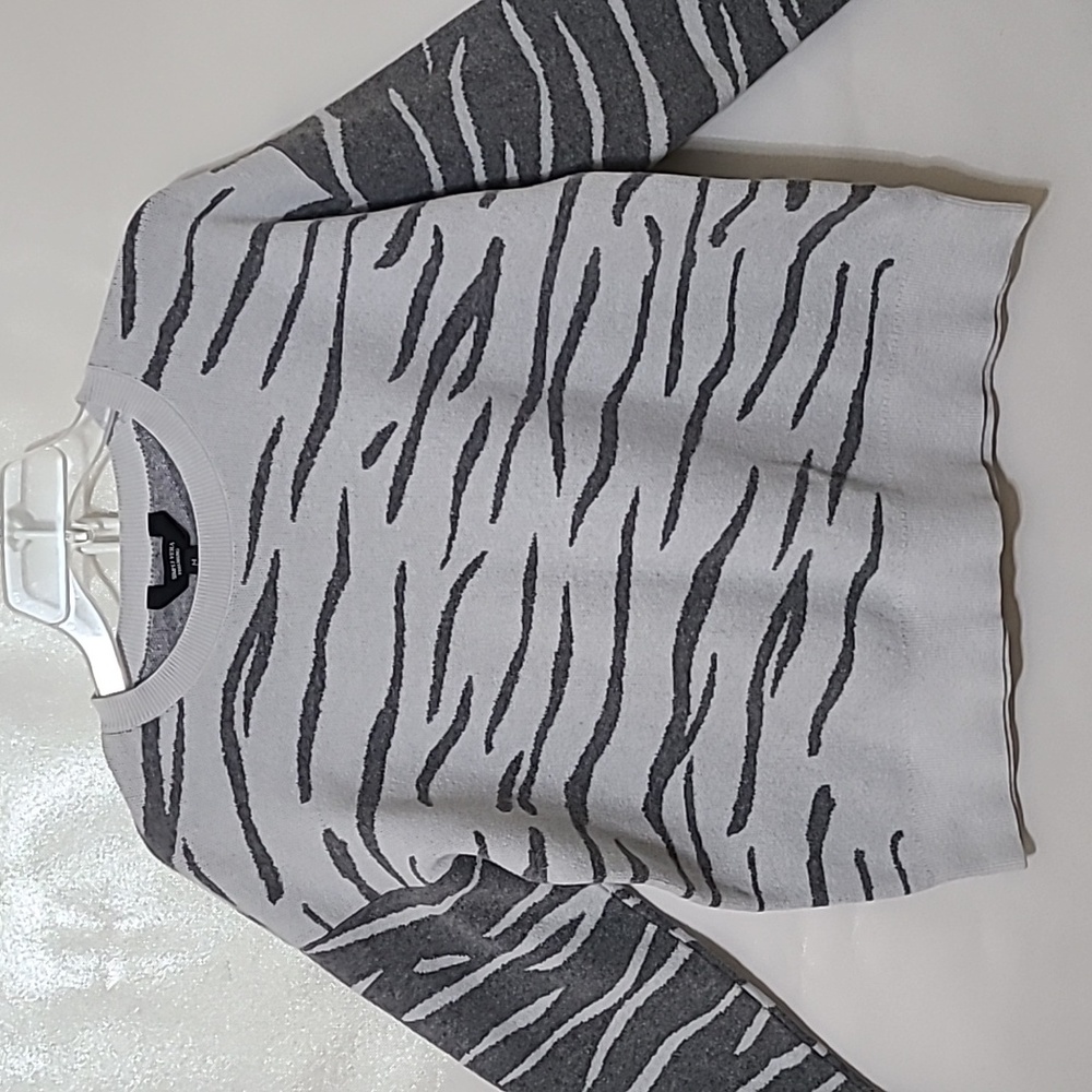 Simply Vera Vera Wang Women's Gray Animal Print Crew Neck Sweater - Size Medium